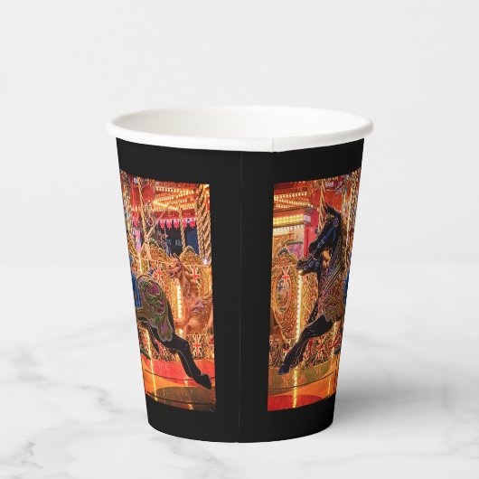 Schwarzes Pferd Pappbecher (Rechts)