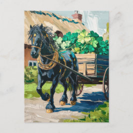 Schwarzes Pferd zieht eine Last von Kleeblättern Postkarte