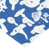 Schwarzes Pilzmuster 01b blaues BG Tischdecke (Schrägansicht)