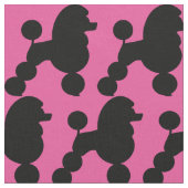 Schwarzes Poodle auf Rosa Stoff (Nahaufnahme)