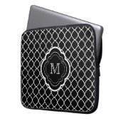 Schwarzes Quatrefoil mit Monogramm Laptopschutzhülle (Vorderseite Links)