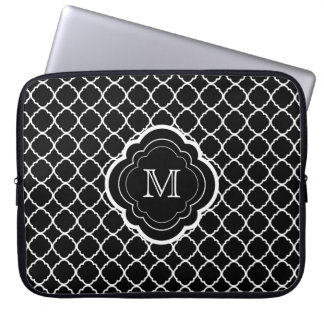 Schwarzes Quatrefoil mit Monogramm Laptopschutzhülle