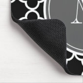 Schwarzes Quatrefoil Muster, graues Monogramm Mousepad (Ecke)