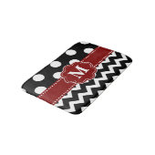 Schwarzes Rot punktiert Monogramm-Badematte Badematte (Schrägansicht)