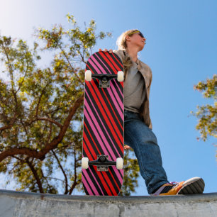 Schwarzes rotes rosa vertikales Streifendesign Kla Skateboard
