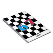 Schwarzes Schachbrett mit personalisiertem Namen u Notizblock (Rechte Seite)