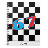 Schwarzes Schachbrett mit personalisiertem Namen u Notizblock (Vorderseite)