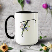 Schwarzes Script Letter "T" Farbige Wildblumen Tasse