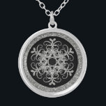 Schwarzes, silberne Glitzer BLICK Versilberte Kette<br><div class="desc">Diese festliche schwarze und silberne Glitterschnee-Flockenhalskette des IMITATS (GEDRUCKT) bringt die Winterhochzeitseinladung zusammen,  die unten gezeigt wird und würde ein nettes Geschenk zu geben Ihren Hochzeits-Partybegleitern wie Ihrer Trauzeugin,  Brautjungfern und Blumen-Mädchen lassen,  oder kaufen Sie es,  um Ihrem Winter oder Weihnachtszusätzen hinzuzufügen.</div>