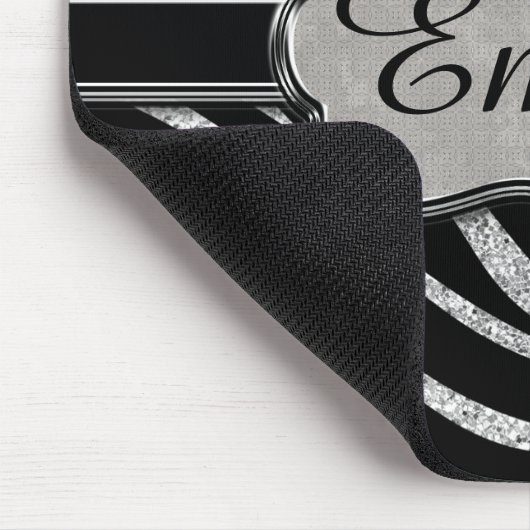 Schwarzes silbernes Glitzerzebra-Muster-Monogramm Mousepad (Ecke)