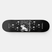 Schwarzes Skateboard mit Capricorn-Symbol (Horizontal)
