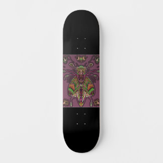 Schwarzes Skateboard mit neonfarbenem Insekt