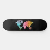 Schwarzes Skateboard mit Rainbow World Map - Reise (Horizontal)