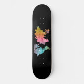 Schwarzes Skateboard mit Rainbow World Map - Reise (Vorderseite)