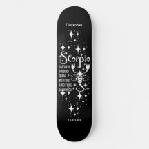 Schwarzes Skateboard mit Scorpio-Symbol