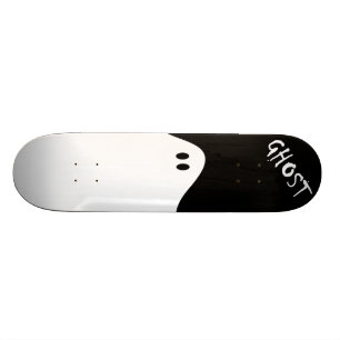 Schwarzes Skateboard und weißes Gespenst