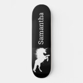 Schwarzes Skateboard Weißes Einhorn (Vorderseite)