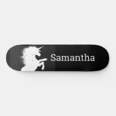 Schwarzes Skateboard Weißes Einhorn (Horizontal)