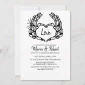 Schwarzes Skeleton Handherz mit Hochzeitsrennen Einladung (Vorderseite)