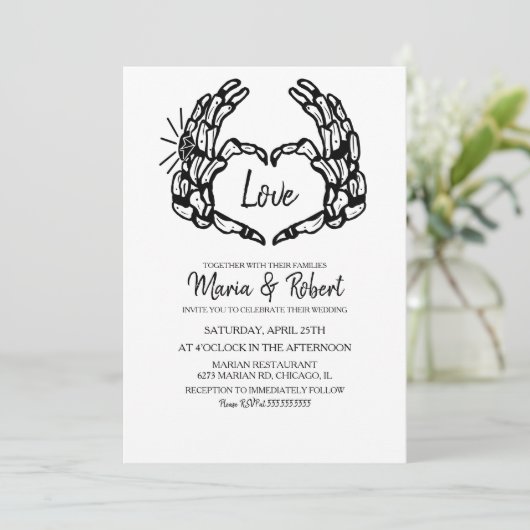 Schwarzes Skeleton Handherz mit Hochzeitsrennen Einladung (Stehend Vorderseite)