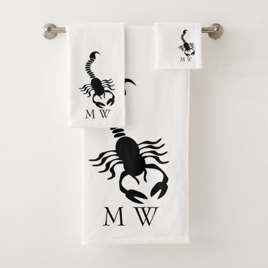 Schwarzes Skorpion-Design mit Monogramm Badhandtuch Set (Insitu)