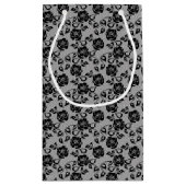 Schwarzes Spitzemuster auf weißem Hintergrund Kleine Geschenktüte (Rückseite)