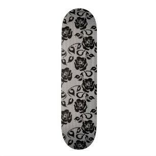 Schwarzes Spitzemuster auf weißem Hintergrund Skateboard