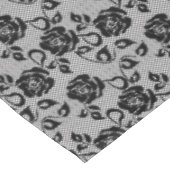 Schwarzes Spitzemuster auf weißem Hintergrund Tischdecke (Schrägansicht)