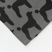 Schwarzes Standardpudel-Silhouette-Muster Fleecedecke (Ecke)