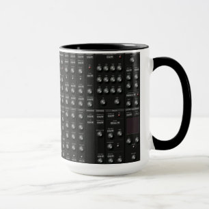 Schwarzes Synth stellen Tasse gegenüber