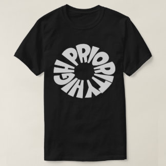 Schwarzes T-Shirt mit hoher Priorität