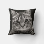 Schwarzes Tabby-Kätzchen Kissen (Rückseite)