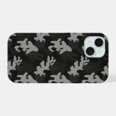 Schwarzes Tarnmuster iPhone 15 Hülle (Rückseite (Horizontal))