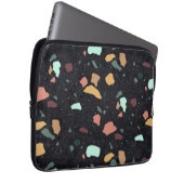 Schwarzes Terrazzo-Muster Laptopschutzhülle (Vorne Rechts)
