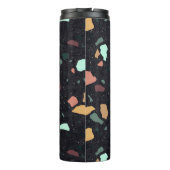 Schwarzes Terrazzo-Muster Thermosbecher (Rückseite)
