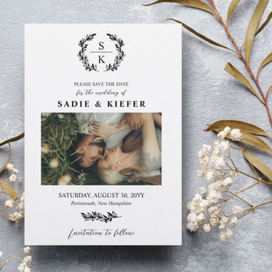 Schwarzes Typografie Laurel Wreath Monogram Foto Save The Date