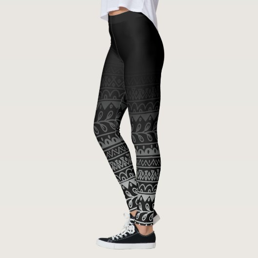 Schwarzes u. weißes Gekritzel-Muster unter Leggings (Links)