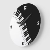 Schwarzes u. weißes Klavier befestigt Wanduhr (Winkel)