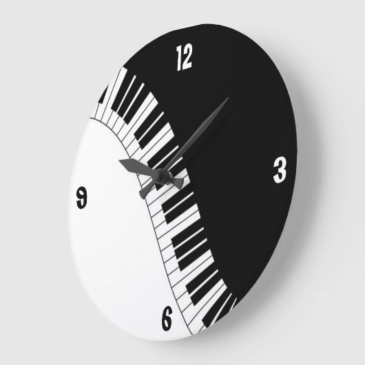 Schwarzes u. weißes Klavier befestigt Wanduhr (Winkel)