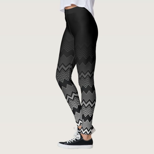 Schwarzes u. weißes Zickzack-Muster unter Leggings (Links)