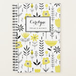 Schwarzes und gelbes skandinavisches Muster Planer<br><div class="desc">Schreiben Sie Ihre Pläne und Zeitplan mit diesem skandinavisch inspirierten Notebook. Es zeichnet sich durch ein schwarz-gelbes Blumenmuster aus. Personalisieren Sie diese,  indem Sie Ihren Namen oder Ihre kurze Phrase hinzufügen. Dieser Blumenplaner ist ein personalisiertes Geschenk. Matching-Elemente sind verfügbar.</div>