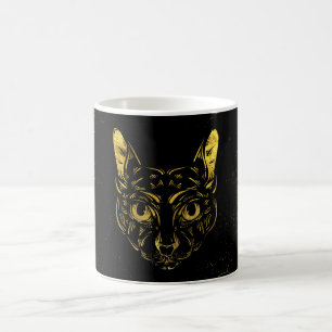 Schwarzes und GoldSphynx Katze auf Schmutz Kaffeetasse