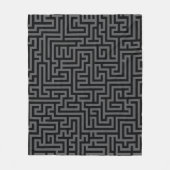 Schwarzes und graues geometrisches Labyrinthmuster Fleecedecke (Vorderseite)