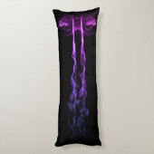 Schwarzes und Lila Drachenrauchen Seitenschläferkissen (Rückseite (Vertikal))