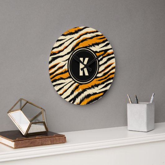 Schwarzes und oranges Muster-Monogramm Große Wanduhr (Büro)