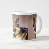 Schwarzes und TAN GSD Jumbo-Tasse (Vorderseite Rechts)