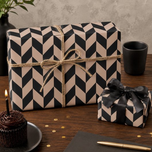 Schwarzes und Tan Herringbone Wrapping Paper Geschenkpapier