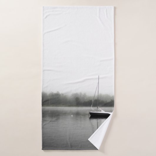 SCHWARZES UND WEISSES BOOT AM SEE BADEHANDTUCH (Badehandtuch)