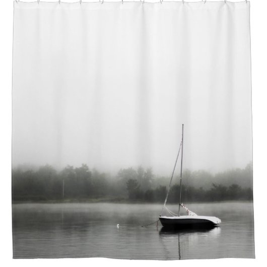 SCHWARZES UND WEISSES BOOT AM SEE DUSCHVORHANG (Vorderseite)