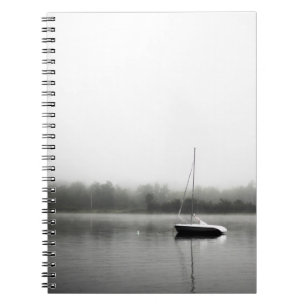 SCHWARZES UND WEISSES BOOT AM SEE NOTIZBLOCK